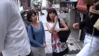 温泉地に来ていた2人組みの同級生人妻をナンパして一緒に温泉に入って部屋でSEXをする旅行中の開放感アバンチュール