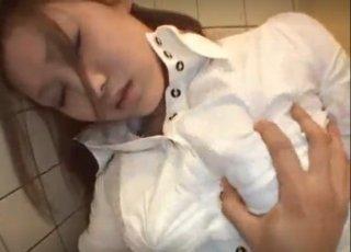 トイレにてパンティー全開で泥酔しているミニスカブーツを貪っていると感じ出して自らクリをこねてフェラをする淫乱に中出し