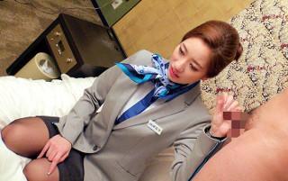 30歳の美人人妻CAさんにフライト帰りに童貞君の相手をしてもらうも途中で帰られそうになるが引き留め上下で暴発