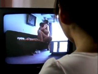 隣に住む奥さんが出勤する旦那と入れ替わりで不倫相手を家に招き入れていたので盗撮したテープをポストに投函して強請って肖る