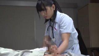 夜間の見回りに来たナースにセンズリ見せつけてもあしらわれるだけなので中年にもなって童貞だと嘘で情に訴えかけたらヤれた