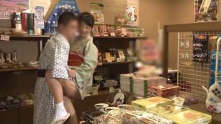 当温泉旅館ではチェックイン時に即尺八、フロントでも廊下でもお部屋でもお風呂でも宴会場でも常に仲居に挿入できるおもてなし