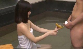 混浴温泉ミッションでフニャチン旦那とはご無沙汰の巨乳人妻はヤリたい盛り体育会系男子大学生のギンギンち○ぽにグラインド