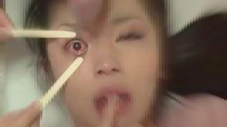 閲覧注意！エログロ映像！目にザーメンをぶっかける！変態ドM女の鬼畜動画！