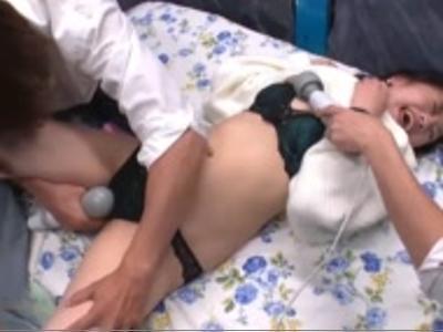 (マジックミラー+素人)イケてるギャル娘をおもちゃ責め！固定バイブでイキまくってそのまま寝取りファック！乱れる娘