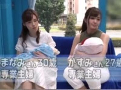 (外見える!?+奥様)子持ちの奥さん2人組におお助け。体を張って解決していたらすでにマンコは濡れ濡れ！この後の展開は…