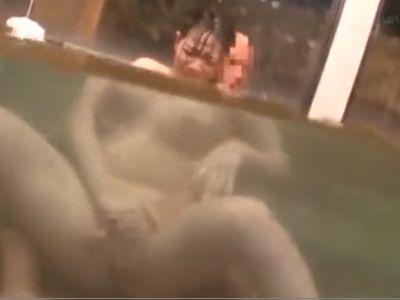 (巨乳+温泉)温泉旅館にいた浴衣姿の巨乳美女をレイプ！混浴温泉で他の客がいる中で激ピストンファック！簡単に勃起しちゃう動画