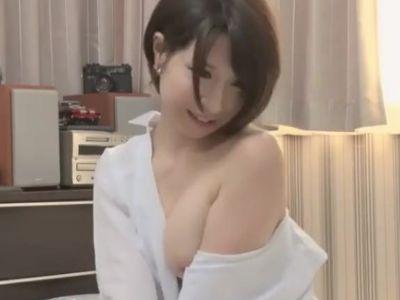 宅飲みの次の日に起きたら裸の女性が布団に…Yシャツを貸してあげてそのままセックスしちゃった