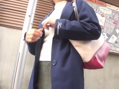 (エロエロカー+奥様)【エロエロカー】乳首の色が気になる奥様にクリーム塗り込みスケベマッサージ！体型が素晴らしい女の子