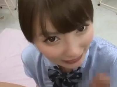 超絶可愛い女子校生が教室で同級生の男子2人と3Pセックス！チンポを交互にハメて腰振りする痴女娘