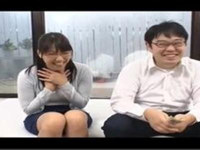 (寝取り+巨根)人妻がマジックミラー越しに旦那を見ながらデカチン男と生ハメ生出しファックしちゃった！センズリ向きの18禁映像