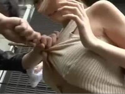 (人妻+野外)ノーブラニットで外出していた巨乳美女に悪戯！ムラムラしちゃった人妻の家で生出しファック！見ないと損な作品
