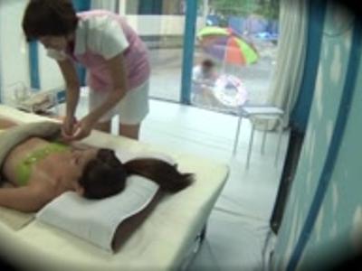 (エロエロカー+素人ナンパ)海水浴場で娘に日焼けケアと称して性感マッサージしたドキドキ企画！エロすぎ注意なエロ映像