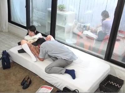 (美乳+エロ動画)義理の父親と女子高生の娘を2人っきりにしてモニタリング！生出しファック！興奮注意な18禁動画