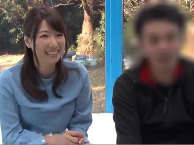 (寝取られ+エロ動画)旦那がミラー越しにいる中で寝取られ生出しファックする人妻！発情女性