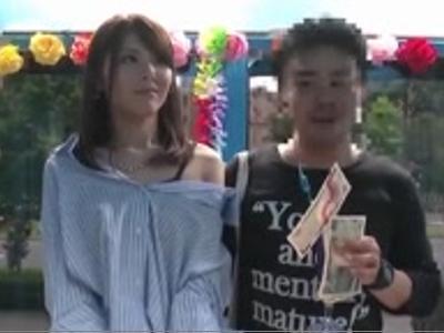 (見えてないよね??+浮気)デート中の彼氏に内緒でハードピストンマシーンで発情した彼女が浮気種付け性行為！男性におすすめのスケベ映像