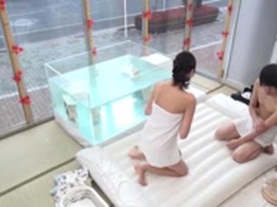 (見えてないよね??+企画)知り合い同士で混浴温泉！興奮しちゃってチンポ挿入してピストン性行為！セクシーな女性のスケベ動画