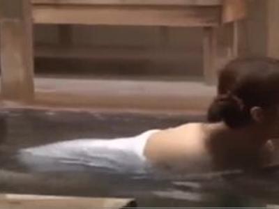 (エロ動画+寝取られ)寝取られ願望のある夫婦がチャレンジ！妻を男湯に入らせて他の男と生出しファックさせた！女性が見てもいいスケベ動画