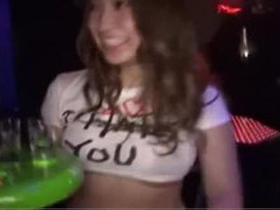 (痴女+素人)巨乳な爆裂ボディのテキーラガールと店内で公開ファック！Tバックス姿の激エロ娘！絶対勃起のいい女