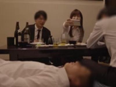 (ハメ撮り+人妻)『撮らないでよ』会社の同僚と飲み会の後に相部屋でヤリまくった！右手が止まらないエロ映像