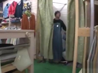(企画+辱め)仕事中のアパレル店員を強引に強姦！接客中に襲われて生出しされた美少女！抜けすぎ注意なエロ映像