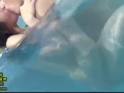 (お母さん+熟女)プールに遊びに来ていた巨乳なビキニ姿の熟女に水中で悪戯して親近相姦ファック！おかずにしたい18禁映像