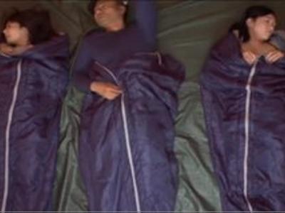 (美乳+エロ動画)美人妻たちとキャンプ！テントで一緒に寝ていたムンムンなボイン美人妻と不倫性行為！発情しちゃうAV