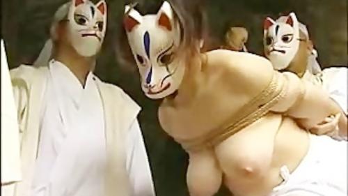 【ヘンリー塚本】不貞を働いた人妻は村の男たちに輪姦されるしきたりなのだ