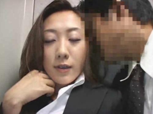 妖艶美熟女OLと狭いエレベーターで密着ジュボジュボパンパンプレイ！