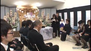 【三浦恵理子 篠田ゆう】弔問に来た人たちの前だろうとお構いなしにおっぱじめる不謹慎映像