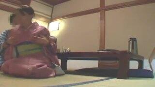 実は男性客とのアバンチュールを期待している美人仲居は強めに押してあげれば抱けるのよ