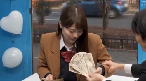 ほら…お金だよ。大金の魅力に制服JKも抗えずにおっぱいさらけ出して喘ぎ逝きしてしまうのだった