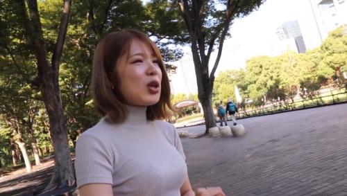 ニット美乳お姉さんに浮気おちんぽをプレゼント！！びっくりするくらいエチエチフェラでしゃぶりついてきてヤバイ！