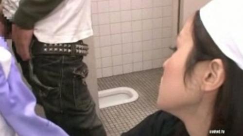 お掃除おばさんおしっこ中のチンポに欲情しちゃった
