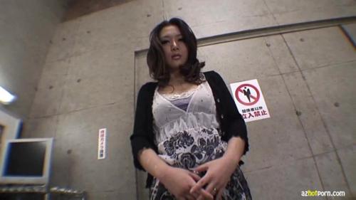 万引きした奥様には裸になって何も隠してないか調べないとね