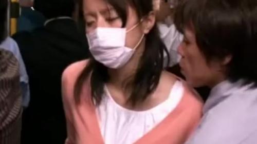 痴漢に興奮しちゃった奥さんは人がいようが思わずパクリといっちゃいました