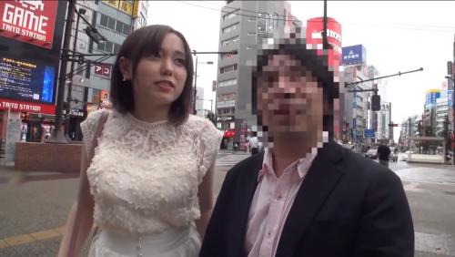 今からこの巨乳美女は彼氏じゃない巨根の上で腰を振ります