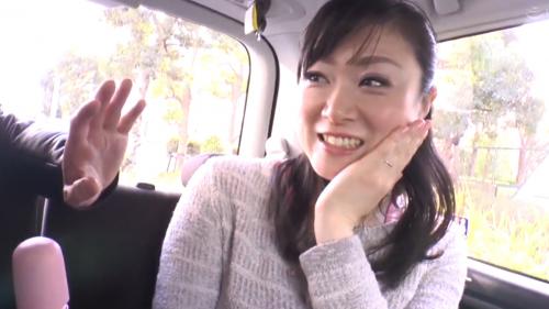 笑顔可愛い豊満美熟女奥様！電マ刺激でおしっこしたくなっちゃったみたいなのでホテル行きましょうか！ｗ