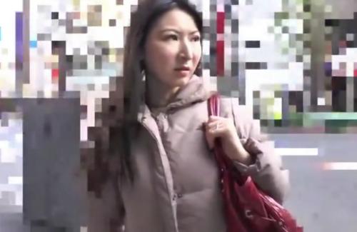 最初は訝しげな顔をしていた奥さんも…？連れ込まれた後はいったいどうなってしまうのでしょうか？続きは1時！