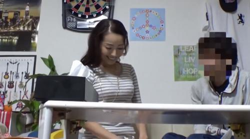 連れ込まれた美人熟女奥さんは若いペニスに誘惑されれば喜んでしまって身体を許す