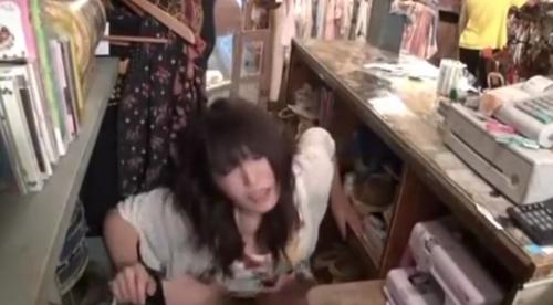 【有村千佳】激カワショップ店員がレジカウンター奥でおちんぽ咥えこんじゃったｗ
