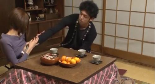 こたつの中ではエッチなエッチな攻防が繰り広げられていたのだｗｗ感じちゃったら負け！即座にセックスに発展しちゃうのだ！