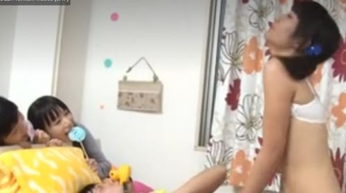 【青井いちご 小西まりえ 有本紗世】ロリロリ娘達はエッチなことに興味津々！おちんちんの気持ちよさに目覚めちゃった！