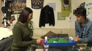 【隠し撮り】連れ込んだ着衣巨乳妻が徐々に寝取られていく様子を隠し撮りした臨場感MAX映像