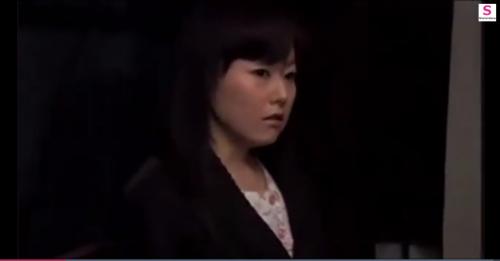 欲求不満の人妻が隣人と目が合って即発情即濡れ濡れ即挿入