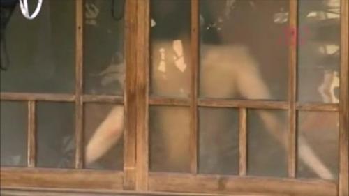 【ヘンリー塚本】向かいの女は俺にその艶めかしい身体での情事を見せつけてくるんだ