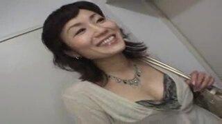 【熟女ナンパ】おばちゃんに肉棒差し出したら笑顔で咥えてきた