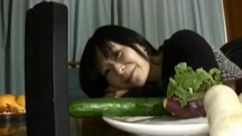 デカ尻を振り乱して野菜を使ってオナニーする熟女