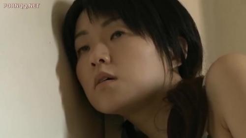 【ヘンリー塚本】母の情事を盗み聞きしておしっこビシャビシャになるほどシーツを濡らす変態娘