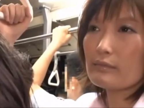 【痴漢】ピタッとした白パンツ姿の熟女OLがオイル垂らされて下着スケスケ状態